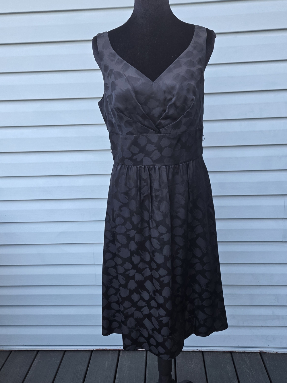 White House Black Market 100% Silk Dress Womens 8 Black Jacquard Spot V-Neck LBD